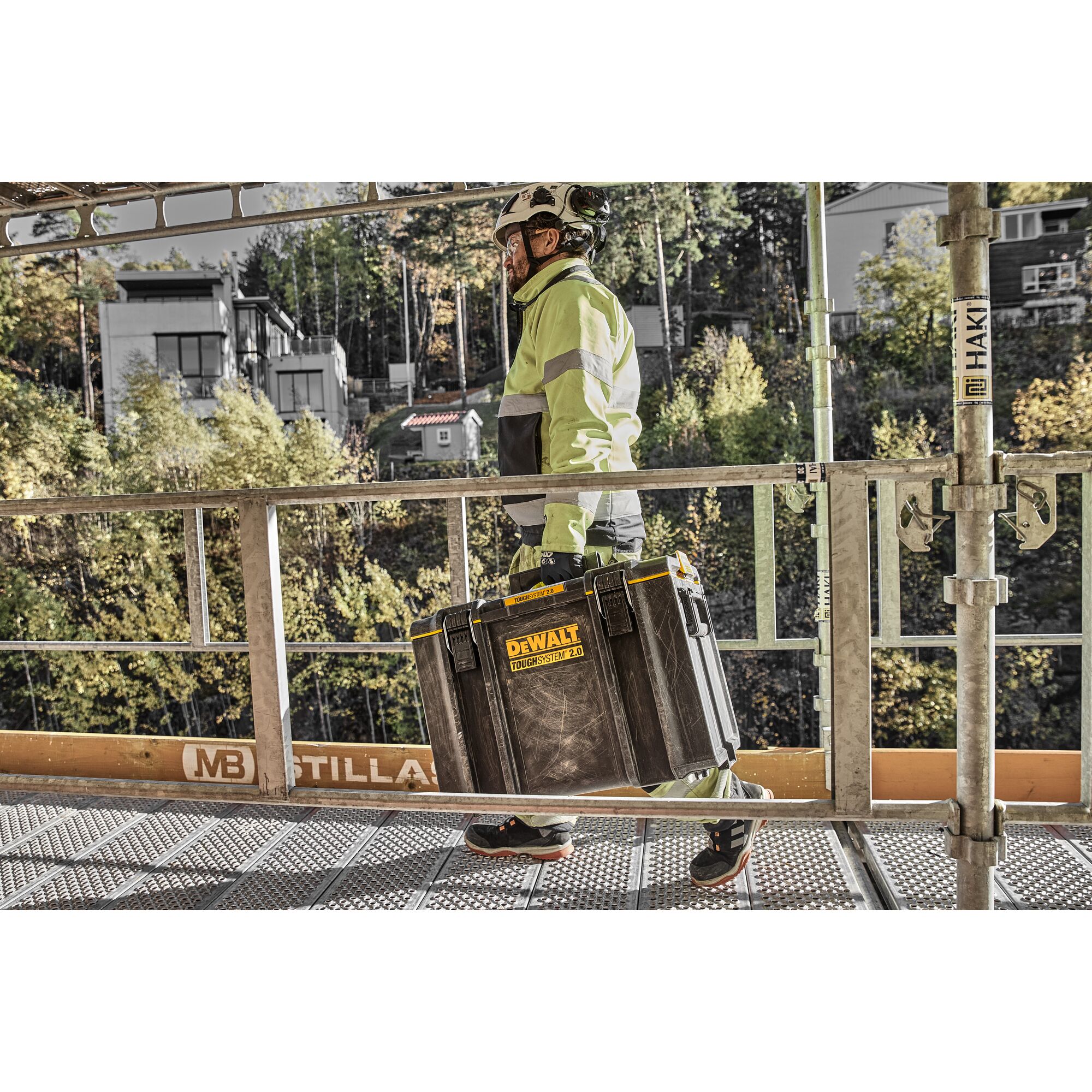 TOUGHSYSTEM 2.0 - DS400 front view carried by construction worker