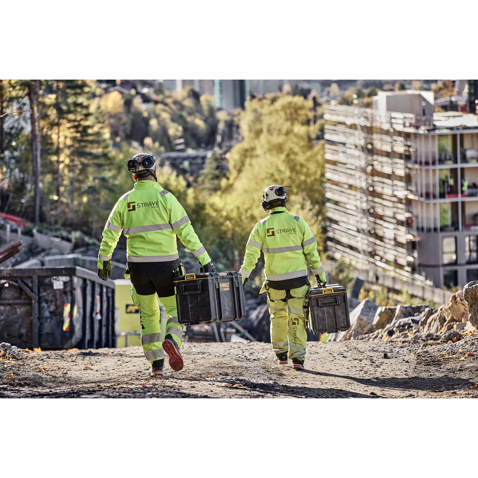 TOUGHSYSTEM 2.0 - DS400 side view carried by two construction workers