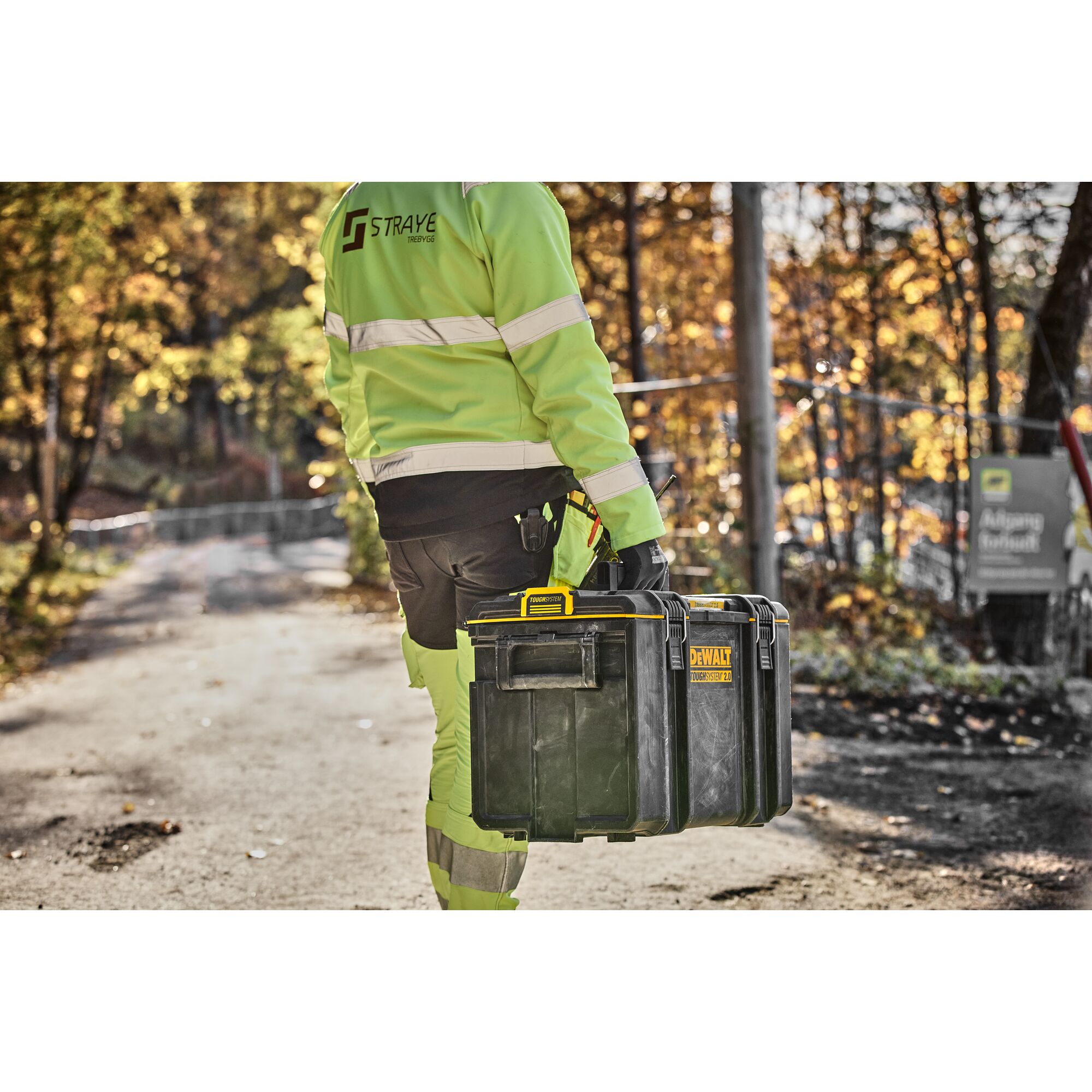 TOUGHSYSTEM 2.0 - DS400 side view carried by construction worker