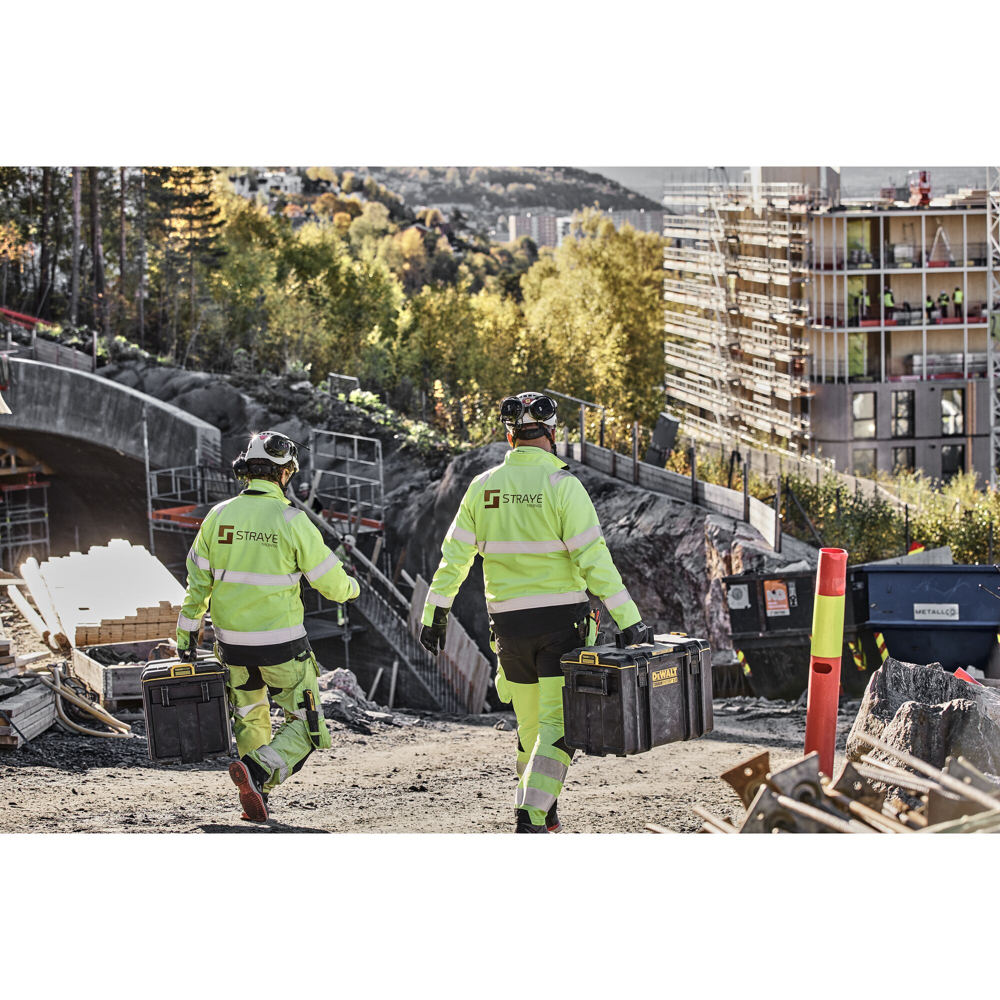 TOUGHSYSTEM 2.0 - DS400 carried to worksite by two construction workers